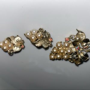 Vintage brooch and clip on earring set goldtone metal off white faux pearl pink